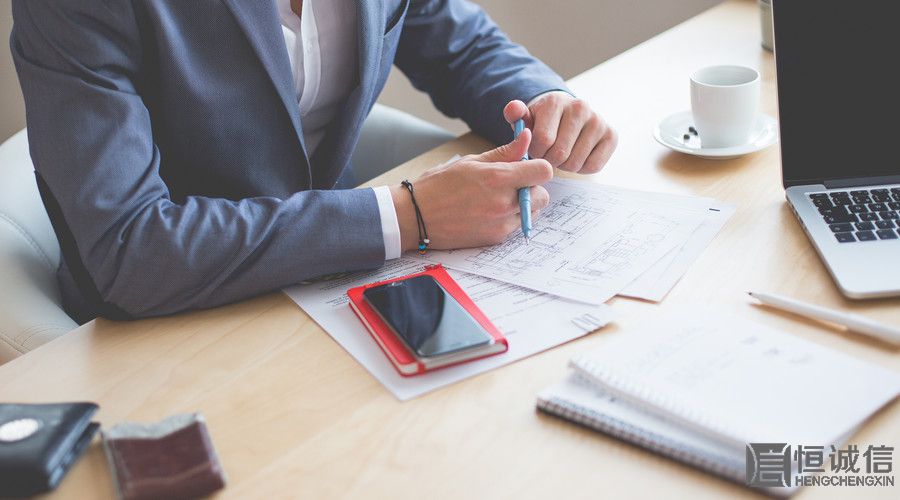 到底是公司注銷好還是轉讓好，這個廣州發(fā)業(yè)認為需要根據(jù)你的實際情況來決定，如果你不想再繼續(xù)經(jīng)營這個公司，剛好有人愿意接手這個公司，那就變更，至少還能彌補一些損失。而且公司轉讓是需要簽署股權協(xié)議的，所以之后不用擔心公司轉讓后做了違法的事情牽連到自己，轉讓以后公司的問題是由新法人或股東負責。